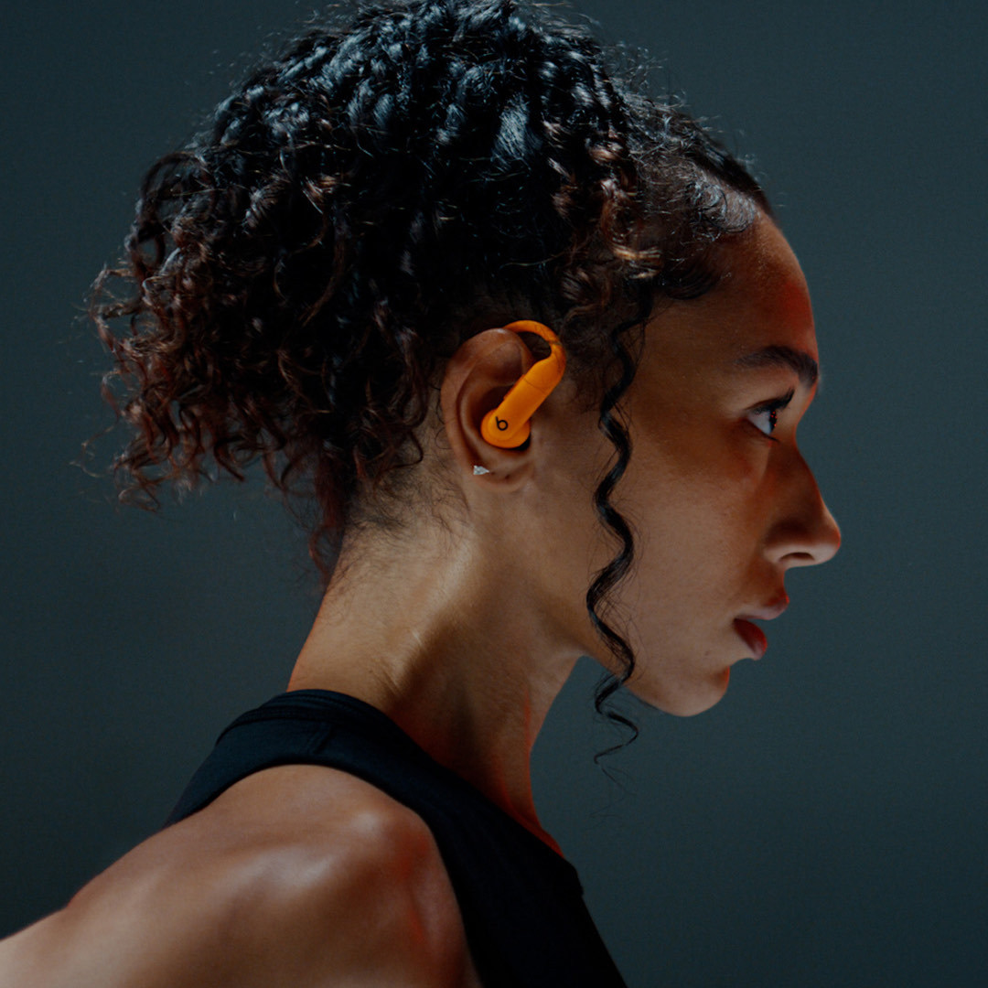 vue de profil d'une femme portant des écouteurs Powerbeats Pro 2