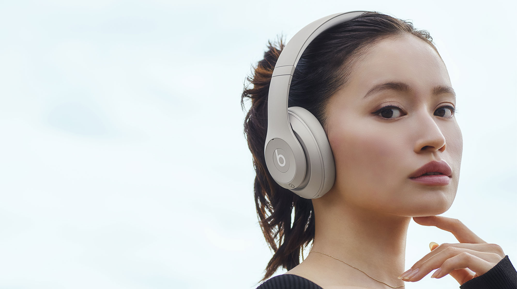 Beats Studio Proワイヤレスヘッドフォン（サンドストーン）を装着した人物