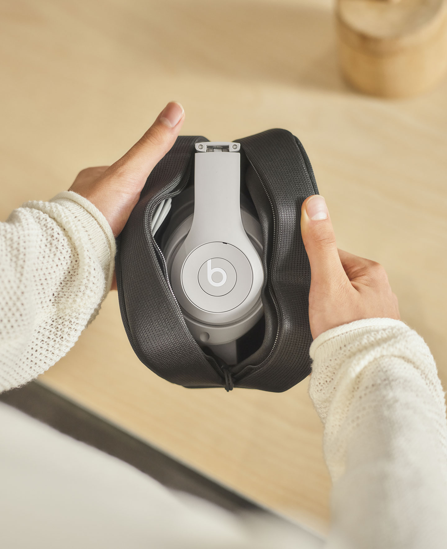 Beats Studio Proワイヤレスヘッドホン（サンドストーン）を手にしている人物